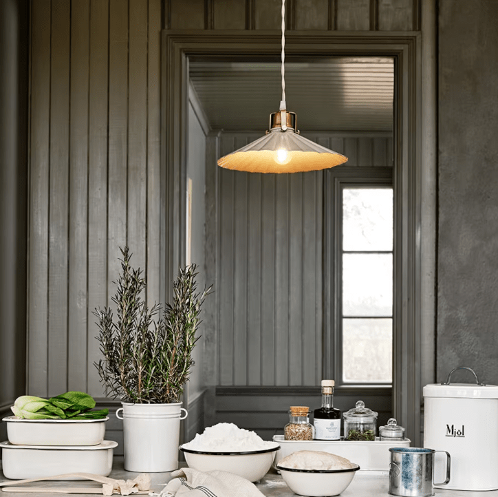 Anita Ø30 Beige raamlamp Van Strömshaga - De lampenkap heeft een gemarmerde afwerking die met de hand is beschilderd, wat betekent dat er onregelmatigheden en verschillen kunnen optreden.