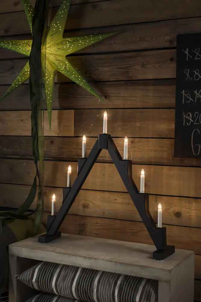 Candelabra 7 Lights Zwart Van Konstsmide - Opvouwbare elektrische kandelaar met 7 kaarsen, gemaakt van zwart geverfd hout, versierd met messing ringen rond elke kaars voor een elegante toets.