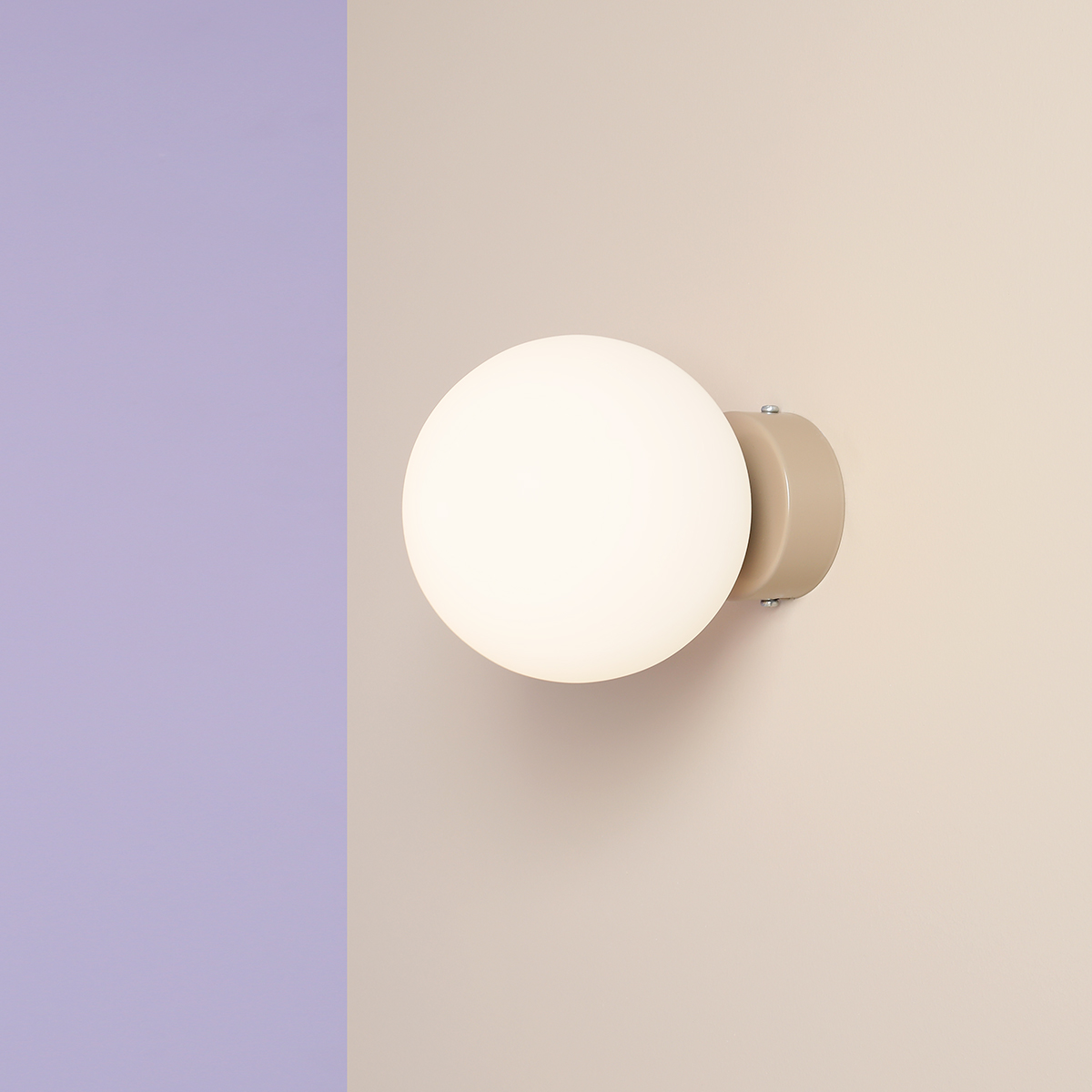 Ball Ø15 Beige wandlamp Van Artera - Perfect voor de hal, slaapkamer of woonkamer &ndash; een klein detail met een groot effect.