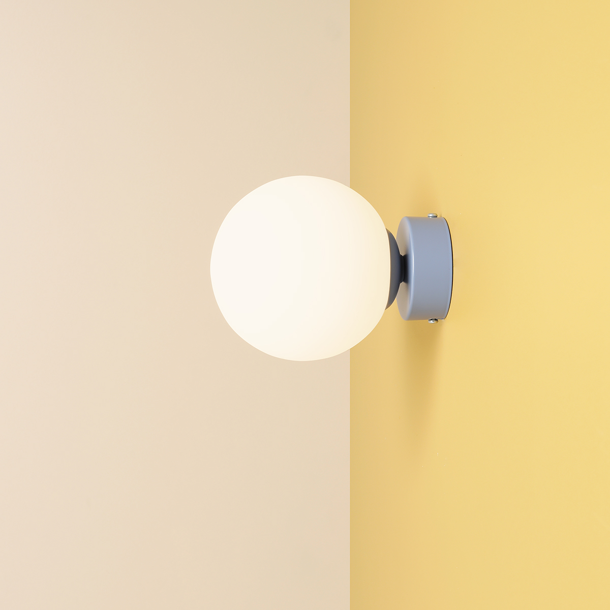 Ball Ø15 Blauw wandlamp Van Artera - Dankzij het minimalistische ontwerp past de lamp naadloos in zowel moderne als klassieke interieurs en biedt hij effectief licht dat de sfeer in de kamer verbetert.