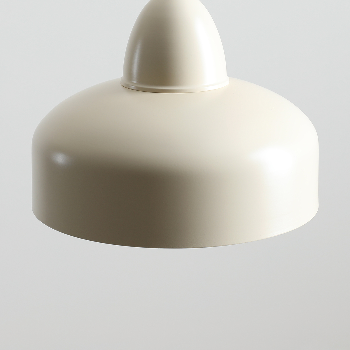 Como Ø30 Crème wit hanglamp Van Artera - Dankzij de minimalistische vorm van de lamp is deze eenvoudig te integreren in verschillende interieurstijlen, van Scandinavische eenvoud tot industriële esthetiek.