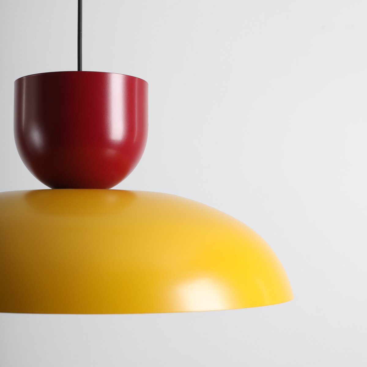 Ella Ø47 Geel/rood hanglamp Van Artera - Met zijn prachtige kleuren mosterdgeel en bordeauxrood is het een speels en stijlvol element in het interieur.