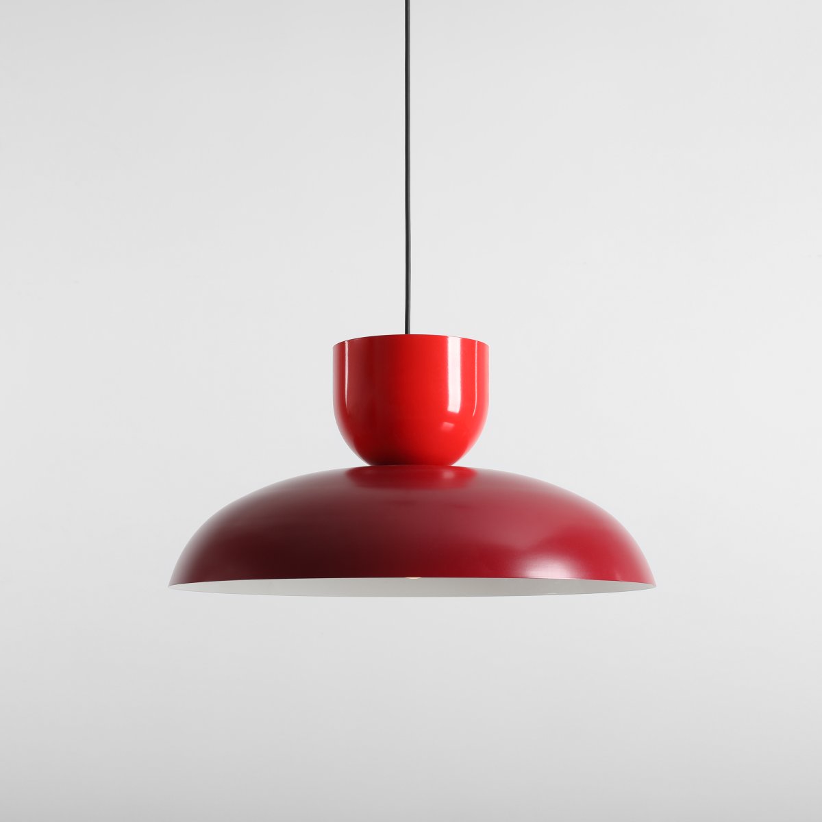 Ella Ø47 ROOD hanglamp Van Artera - Met zijn prachtige kleuren in helder rood en bordeauxrood is het een speels en stijlvol element in het interieur.