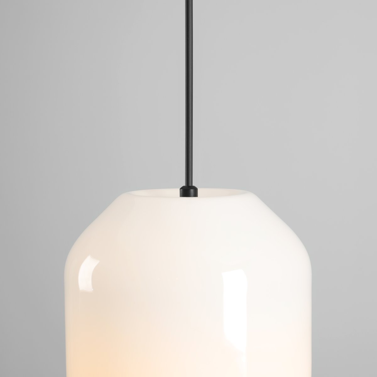 Flask Ø18 Zwart hanglamp Van Artera - De ronde kap van opaalglas verspreidt een zacht en aangenaam licht dat een uitnodigende sfeer in de kamer creëert.