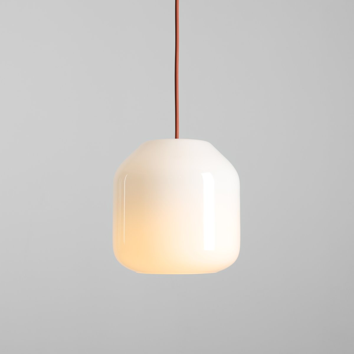 Flask Ø18 Terracotta hanglamp Van Artera - De metalen details en de bijpassende kabel hebben een prachtige terracotta kleur die de lamp een harmonieuze en speelse uitstraling geeft.