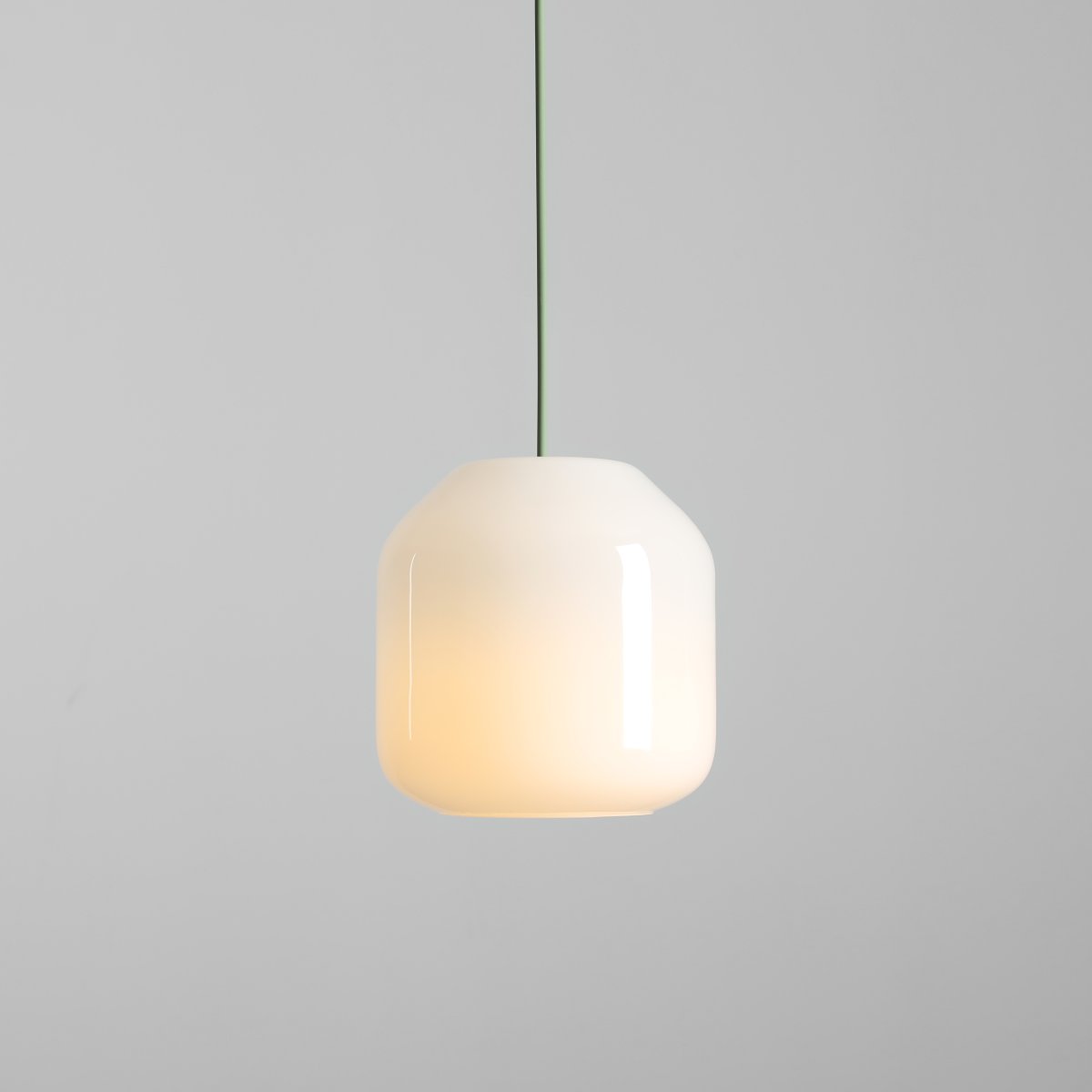 Flask Ø18 Groente hanglamp Van Artera - De metalen details en de bijpassende kabel hebben een prachtige saliegroene kleur die de lamp een harmonieuze en speelse uitstraling geeft.