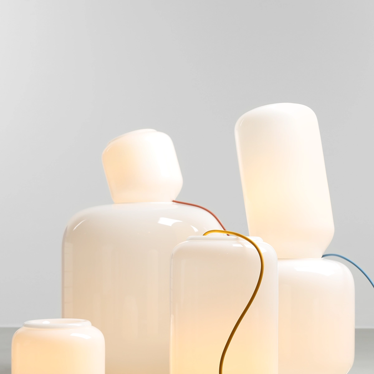 Flask 18cm Wit/geel tafellamp Van Artera - De gele kabel is een mooi kleurrijk detail dat de lamp een harmonieuze en speelse uitstraling geeft.