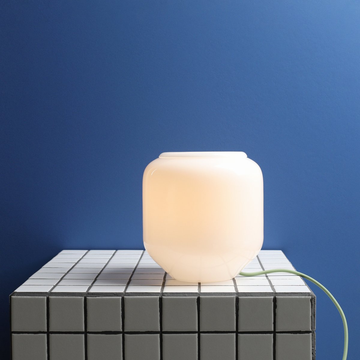 Flask 18cm Wit/groen tafellamp Van Artera - De saliegroene kabel is een mooi kleurrijk detail dat de lamp een harmonieuze en speelse uitstraling geeft.