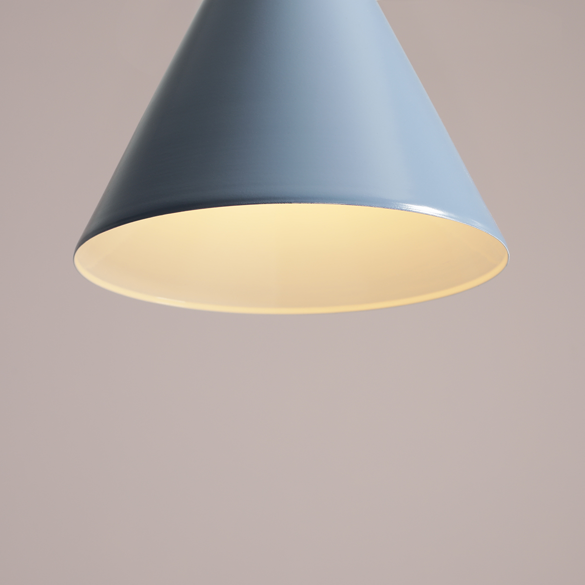 Form Ø24 Blauw hanglamp Van Artera - Het tijdloze design en de subtiele kleur zorgen ervoor dat de lamp gemakkelijk in verschillende interieurstijlen past en tegelijkertijd een verfijnde en moderne uitstraling aan de kamer toevoegt.