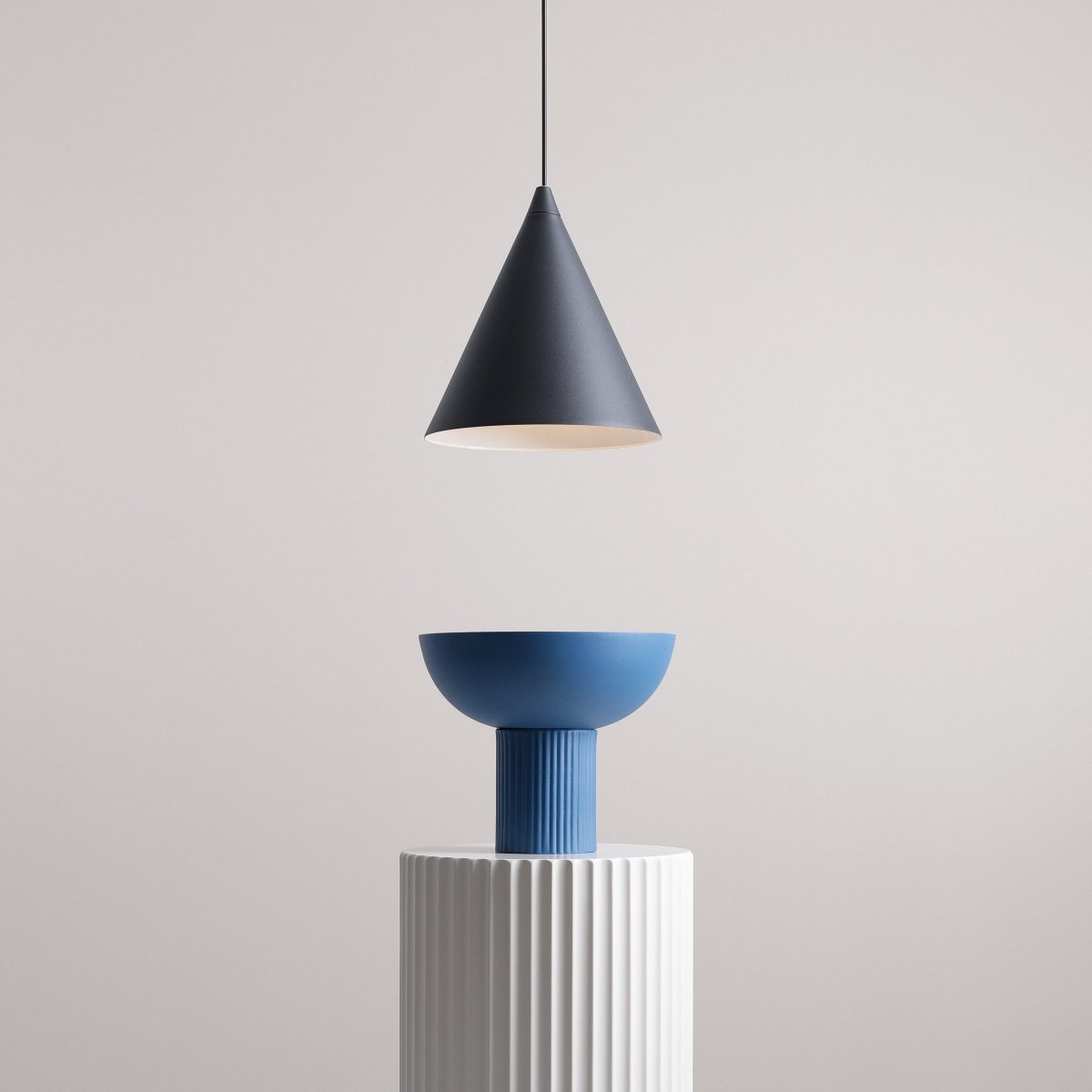 Form Ø24 Zwart hanglamp Van Artera - Het tijdloze design en de subtiele kleur zorgen ervoor dat de lamp gemakkelijk in verschillende interieurstijlen past en tegelijkertijd een verfijnde en moderne uitstraling aan de kamer toevoegt.