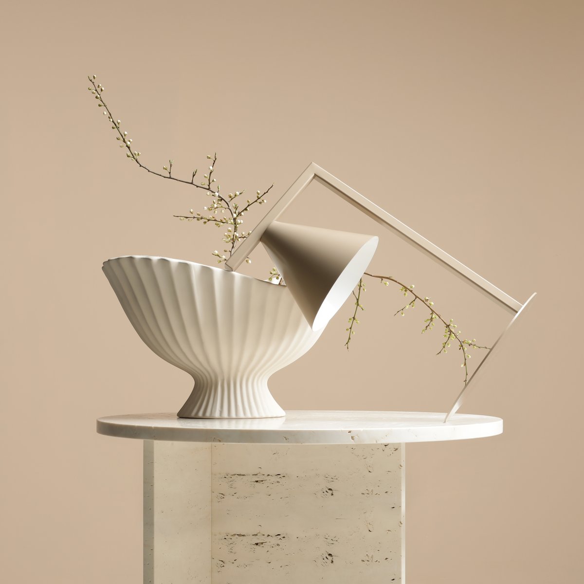 Form 40cm Beige tafellamp Van Artera - Het tijdloze design en de subtiele kleur zorgen ervoor dat de lamp gemakkelijk in verschillende interieurstijlen past en tegelijkertijd een verfijnde en moderne uitstraling aan de kamer toevoegt.