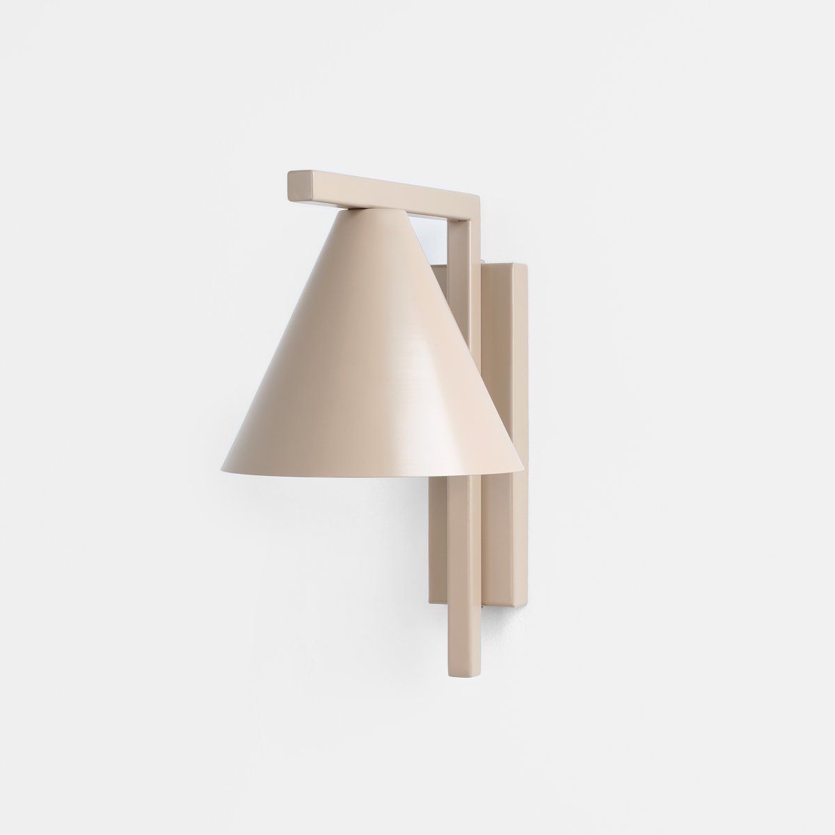 Form 23cm Beige wandlamp Van Artera - Het tijdloze design en de subtiele kleur zorgen ervoor dat de lamp gemakkelijk in verschillende interieurstijlen past en tegelijkertijd een verfijnde en moderne uitstraling aan de kamer toevoegt.