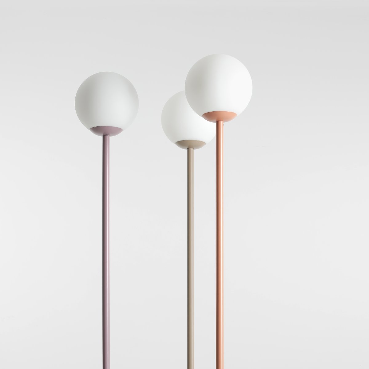 Pinne Koraal vloerlamp Van Artera - De slanke voet van de lamp in een subtiele koraalrode tint geeft hem een moderne uitstraling en is perfect als decoratief detail in zowel de woonkamer, slaapkamer of op het balkon.