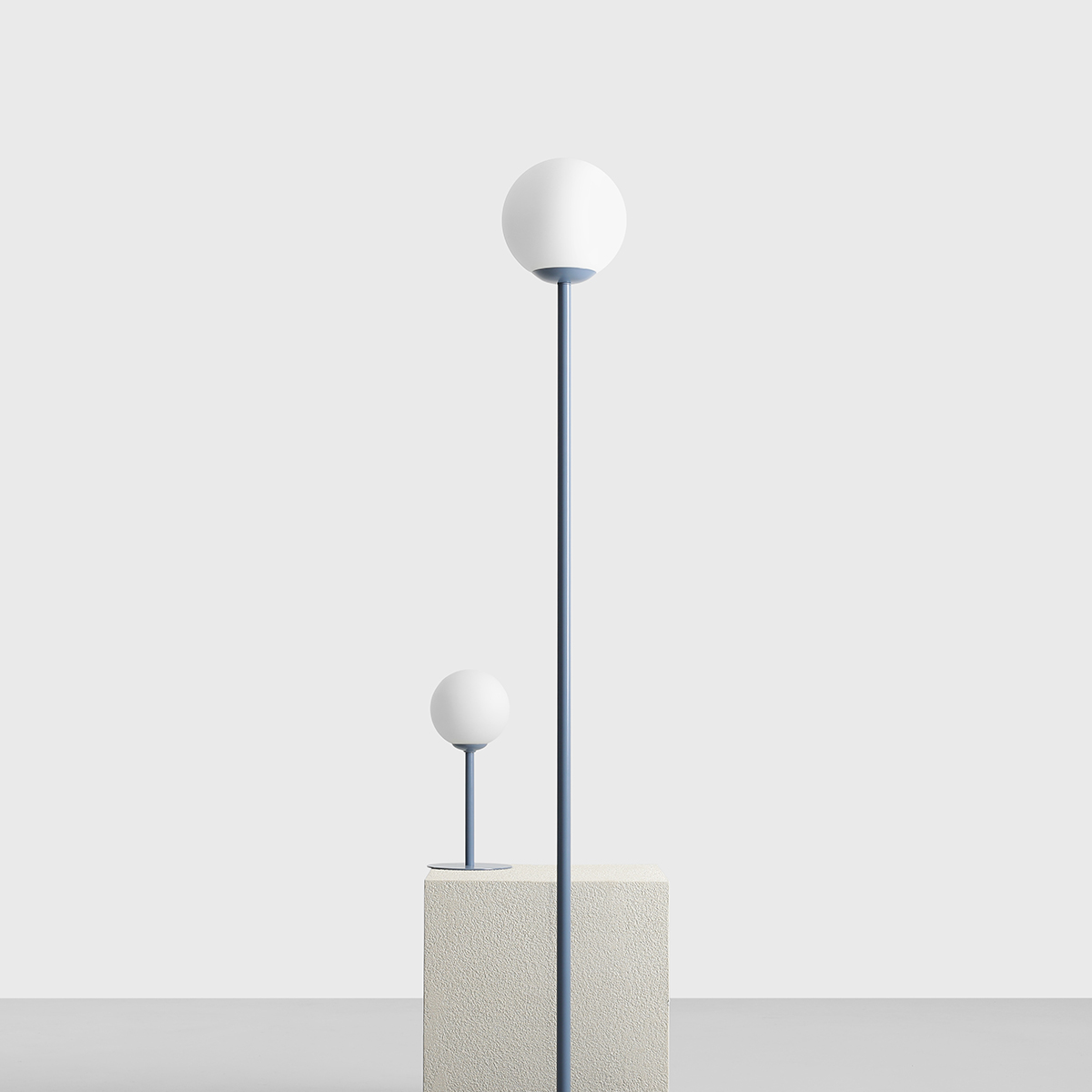 Pinne Blauw vloerlamp Van Artera - De ronde opaalbol verspreidt een zacht en aangenaam licht, ideaal om een warme en uitnodigende sfeer in de kamer te creëren.