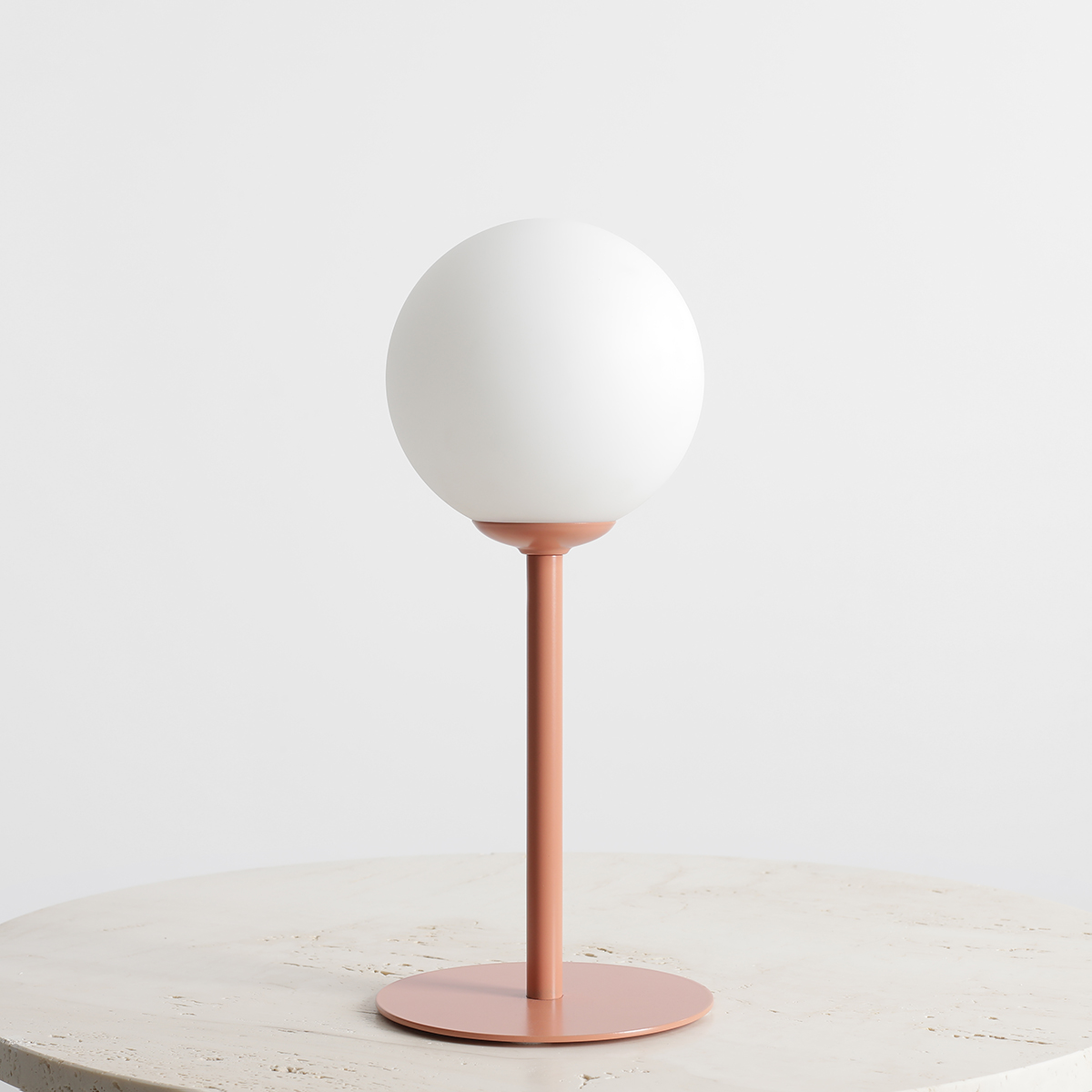 Pinne 35cm Koraal tafellamp Van Artera - De slanke voet van de lamp in een subtiele koraalrode tint geeft hem een moderne uitstraling en is perfect als decoratief detail in zowel de woonkamer, slaapkamer of op het balkon.