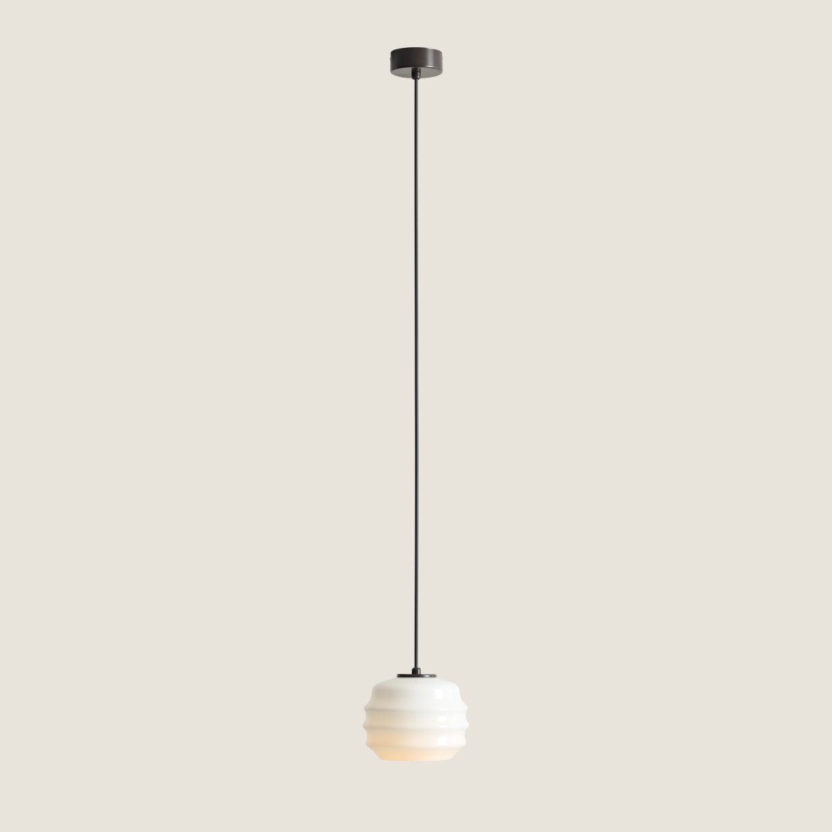 Puff Ø16 Donkerbruin hanglamp Van Artera - Puff is een charmante plafondlamp die zachte vormen combineert met een modern en stijlvol design.
