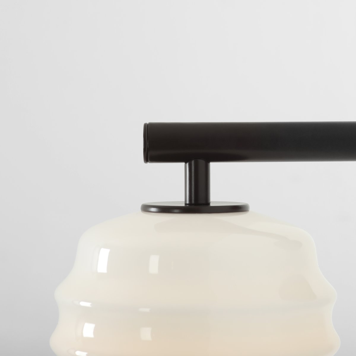 Puff 23cm Donkerbruin wandlamp Van Artera - De donkerbruine metalen details vormen een mooi contrast met het lichte glas en geven de lamp een warme uitstraling.