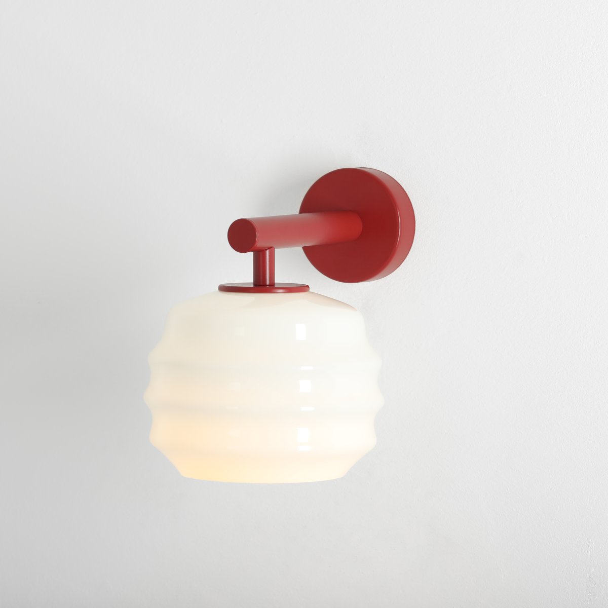 Puff 23cm Bourgogne wandlamp Van Artera - De bordeauxrode metalen details vormen een mooi contrast met het lichte glas en geven de lamp een warme uitstraling.