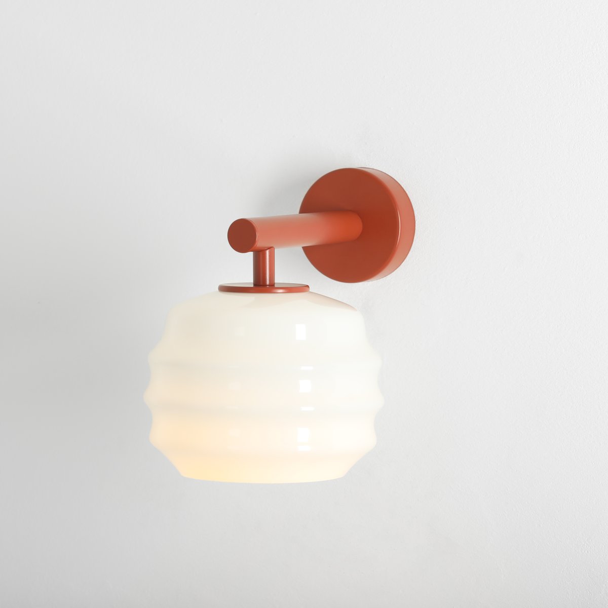 Puff 23cm Terracotta wandlamp Van Artera - De metalen details in terracotta vormen een mooi contrast met het lichte glas en geven de lamp een warme uitstraling.