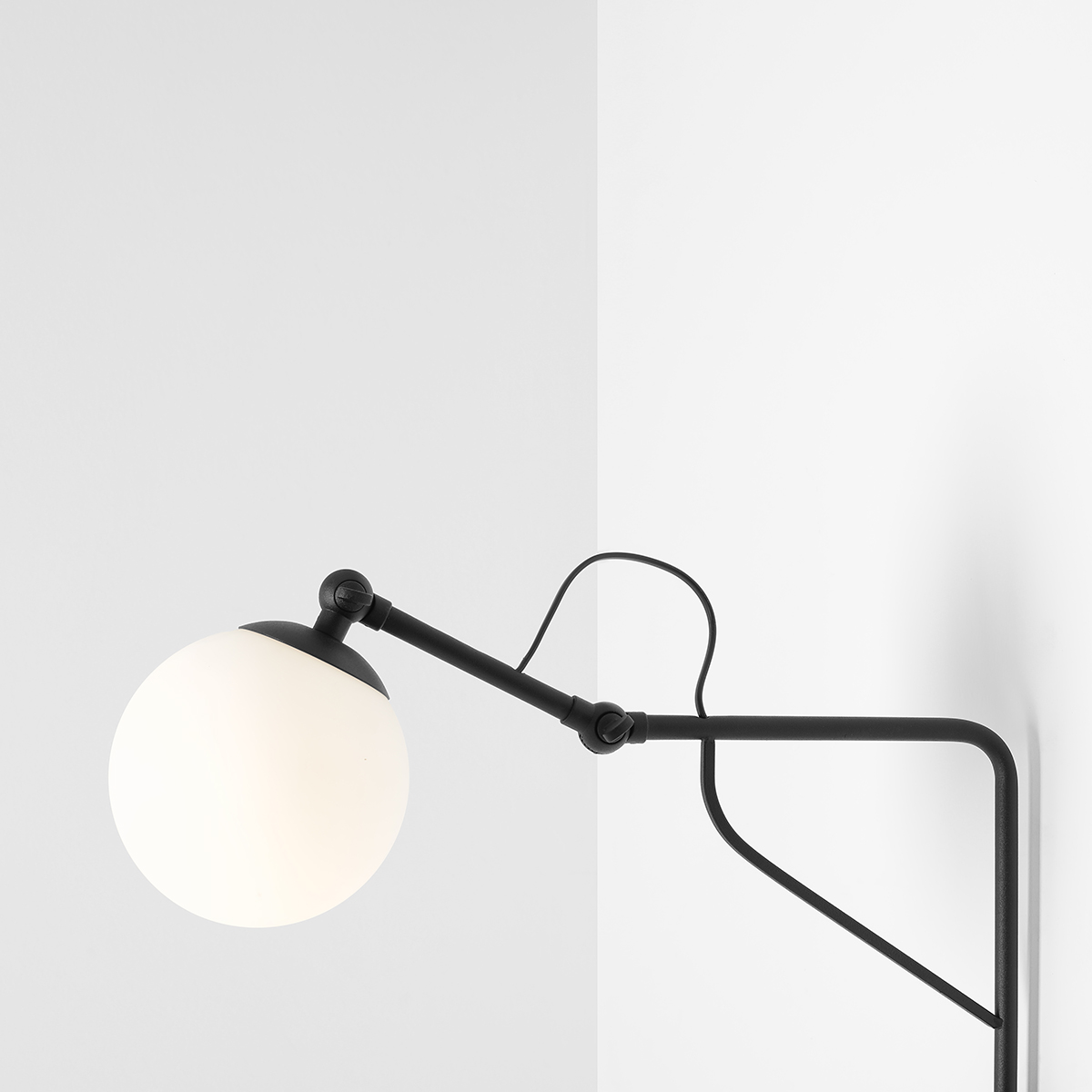 Soho 50cm Zwart wandlamp Van Artera - De lamp heeft een stijlvol matzwart metalen frame en een opaalbol die een zacht, warm licht verspreidt en een uitnodigende sfeer creëert in elke kamer.