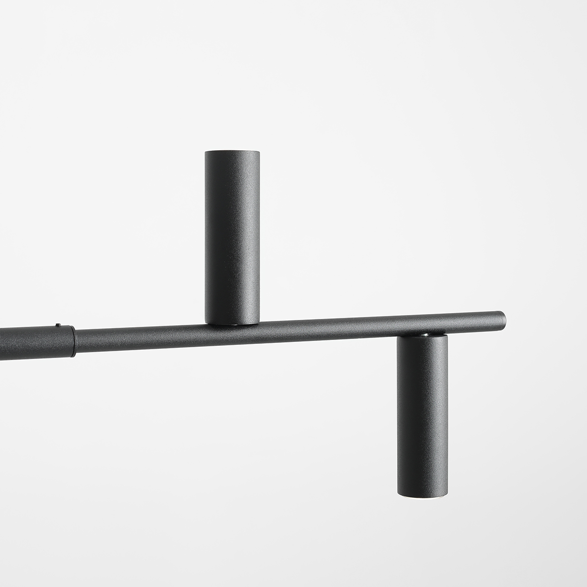 Trevo 145cm Zwart hanglamp Van Artera - Trevo is een minimalistische plafondlamp met een matte zwarte afwerking die het licht verspreidt via zes naar beneden gerichte lichtbronnen, terwijl een enkele buis het licht naar boven richt om het patroon te doorbreken.