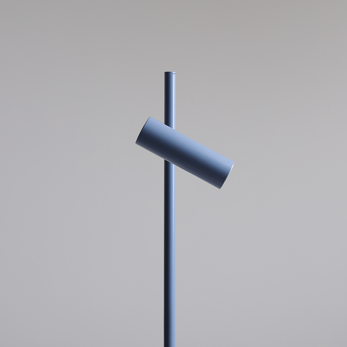 Trevo 54cm Blauw bureaulamp Van Artera - De Trevo tafellamp, gemaakt van metaal, heeft een modern en functioneel design.