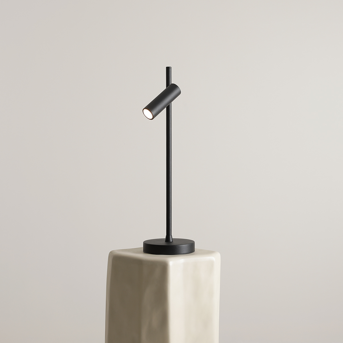 Trevo 54cm Zwart bureaulamp Van Artera - De Trevo tafellamp, gemaakt van metaal, heeft een modern en functioneel design.