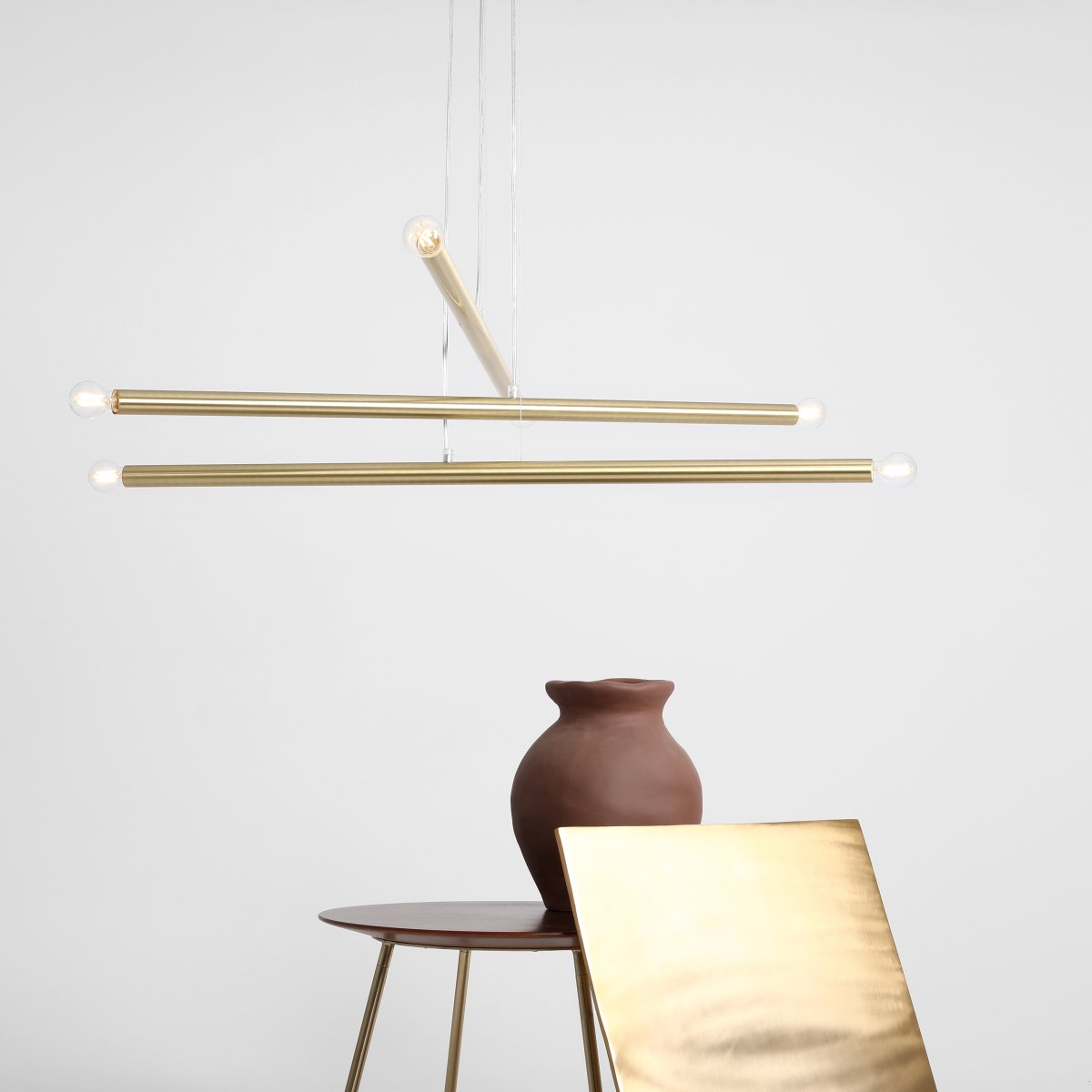 Tubo 6 100cm Messing hanglamp Van Artera - De lamp bestaat uit drie smalle metalen buizen met een elegante messing afwerking, die op verschillende hoogtes en hoeken zijn geplaatst en zo een spannend en luchtig effect creëren.