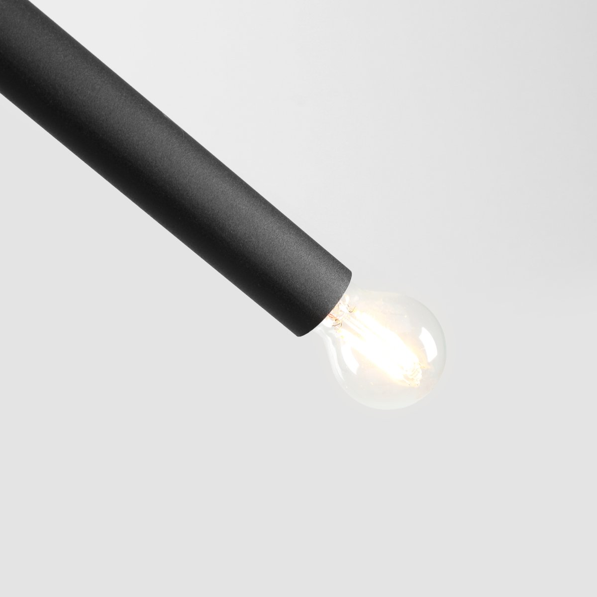 Tubo 4 100cm Zwart hanglamp Van Artera - De lamp bestaat uit twee smalle metalen buizen met een stijlvolle zwarte afwerking, die onder verschillende hoeken zijn geplaatst en zo een spannend en luchtig effect creëren.