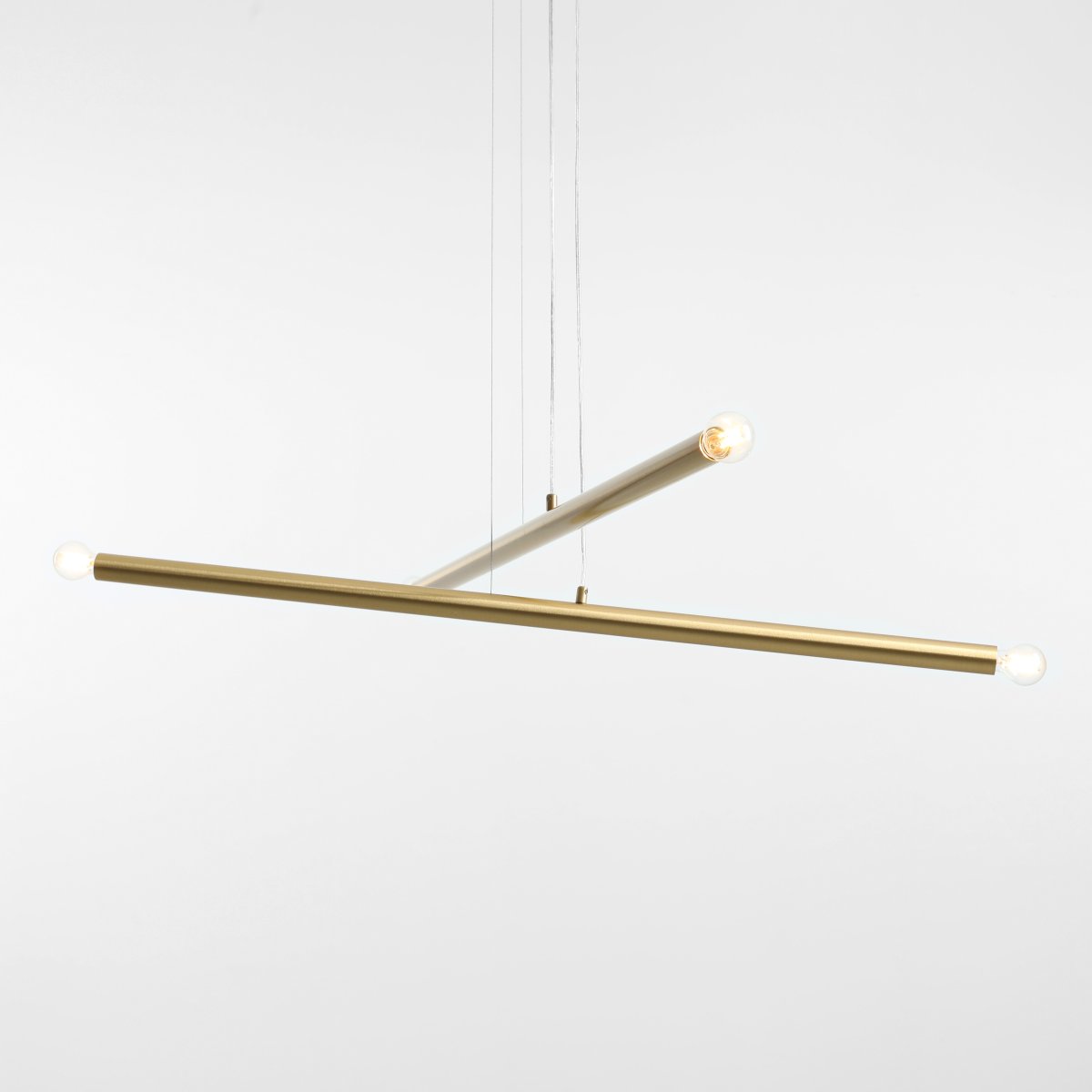 Tubo 4 100cm Messing hanglamp Van Artera - De lamp bestaat uit twee smalle metalen buizen met een elegante messing afwerking, die onder verschillende hoeken zijn geplaatst en zo een spannend en luchtig effect creëren.