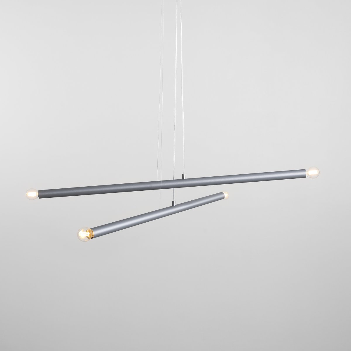 Tubo 4 100cm Staal hanglamp Van Artera - De lamp bestaat uit twee smalle metalen buizen met een elegante stalen afwerking, die onder verschillende hoeken zijn geplaatst en zo een spannend en luchtig effect creëren.