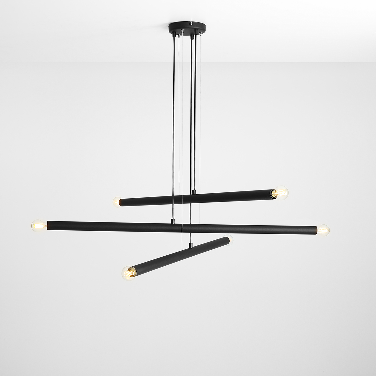 Tubo 6 100cm Zwart hanglamp Van Artera - De lamp bestaat uit drie smalle metalen buizen met een stijlvolle zwarte afwerking, die op verschillende hoogtes en hoeken zijn geplaatst en zo een spannend en luchtig effect creëren.