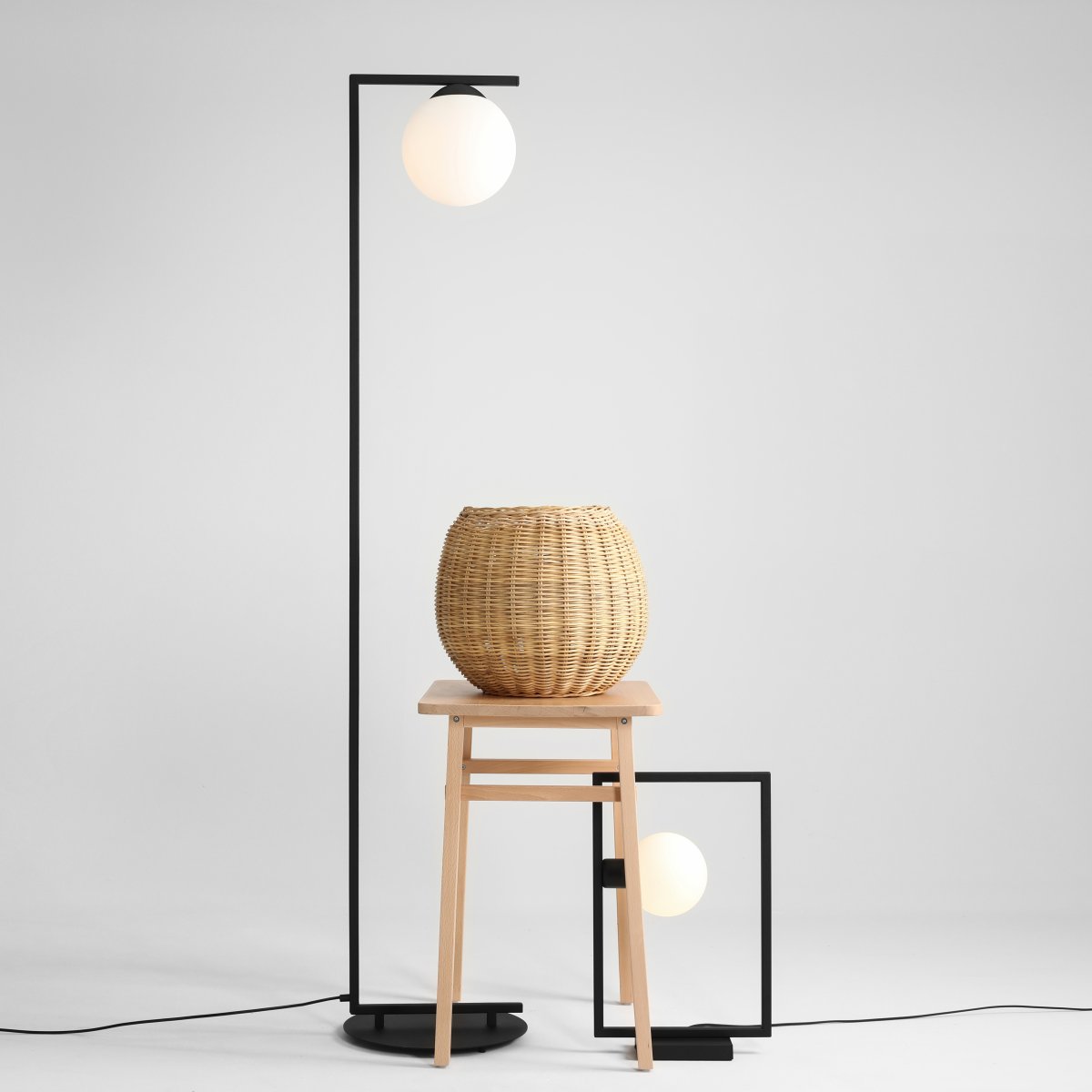 Zac Zwart vloerlamp Van Artera - De witte glazen kap verspreidt een zacht en aangenaam licht, terwijl het stabiele metalen frame de lamp een elegante uitstraling geeft.