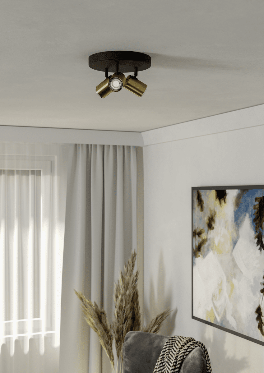 Consuma 3 Goud spot Van Eglo - De drie beweegbare spots maken het gemakkelijk om het licht te richten waar u het nodig hebt, wat zorgt voor zowel functionaliteit als flexibiliteit.