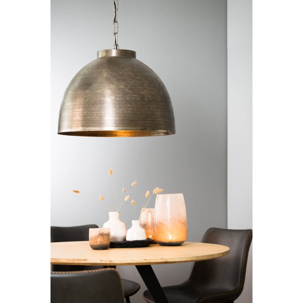 Kylie Ø60 Nikkel hanglamp Van Light & Living - Kylie is een rustieke metalen plafondlamp met een gladde, donkere nikkelafwerking, die zorgt voor een warme en aangename lichtverdeling.