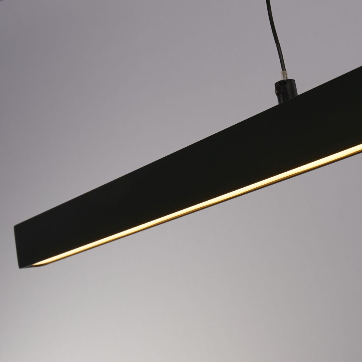 Layla 102cm Zwart hanglamp Van Searchlight - De lamp kan tot 1900 mm omhoog en omlaag worden bewogen, met een smalle breedte van 75 mm en een lengte van 1015 mm.