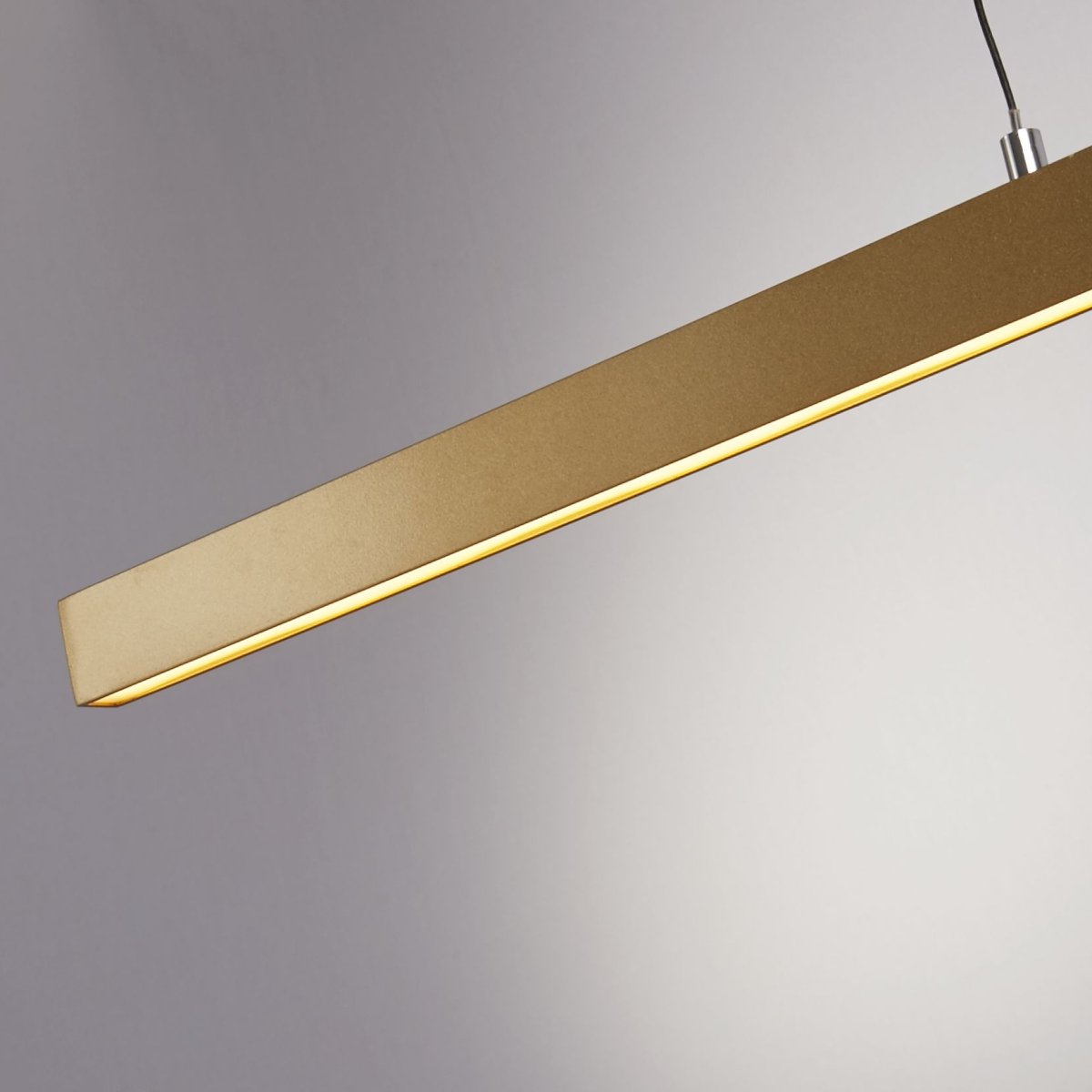 Layla 102cm Goud hanglamp Van Searchlight - De lamp kan tot 1900 mm omhoog en omlaag worden bewogen, met een smalle breedte van 75 mm en een lengte van 1015 mm.