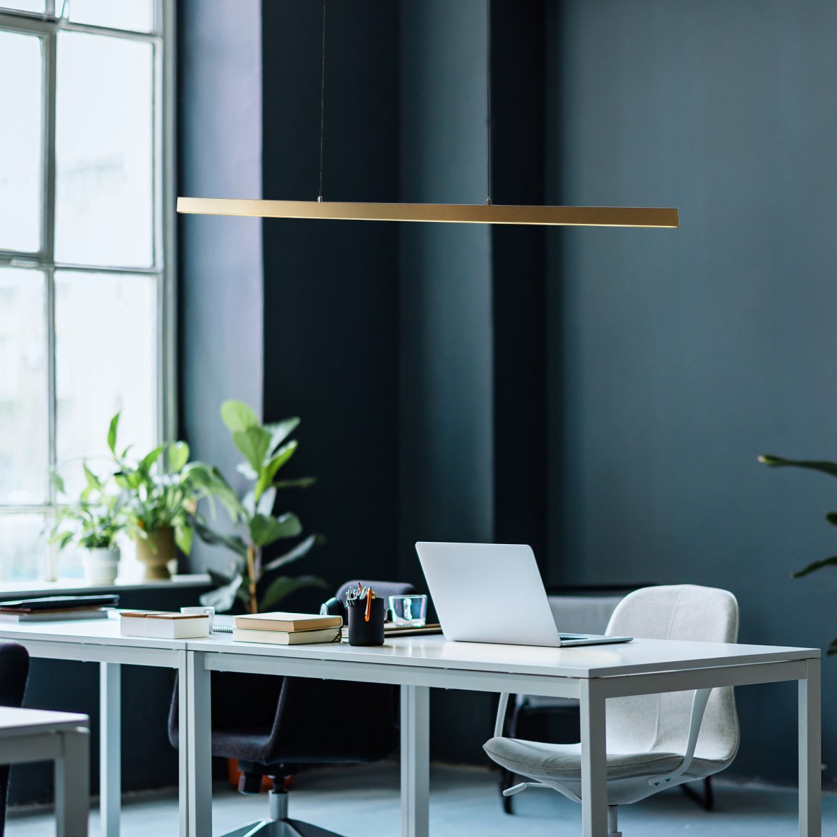 Layla 102cm Goud hanglamp Van Searchlight - De lamp kan tot 1900 mm omhoog en omlaag worden bewogen, met een smalle breedte van 75 mm en een lengte van 1015 mm.