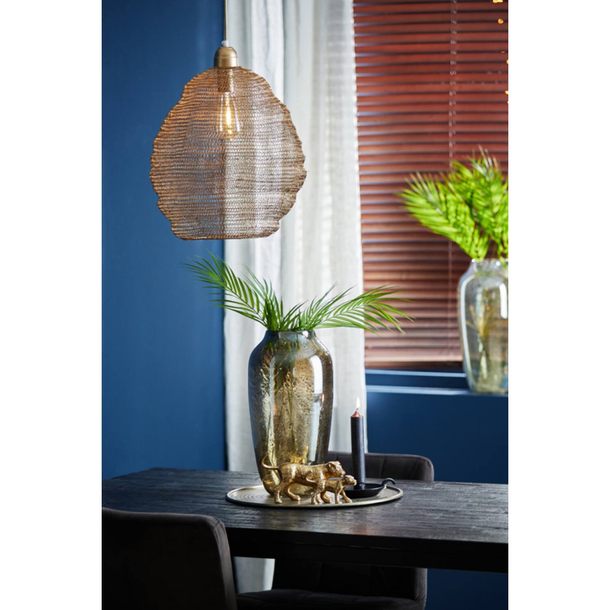 Nina Ø38 Bronzen hanglamp Van Light & Living - De structuur van de lampenkap zorgt voor een uniek lichtspel wanneer de lamp brandt, waardoor er een gezellige en uitnodigende sfeer in de kamer ontstaat.