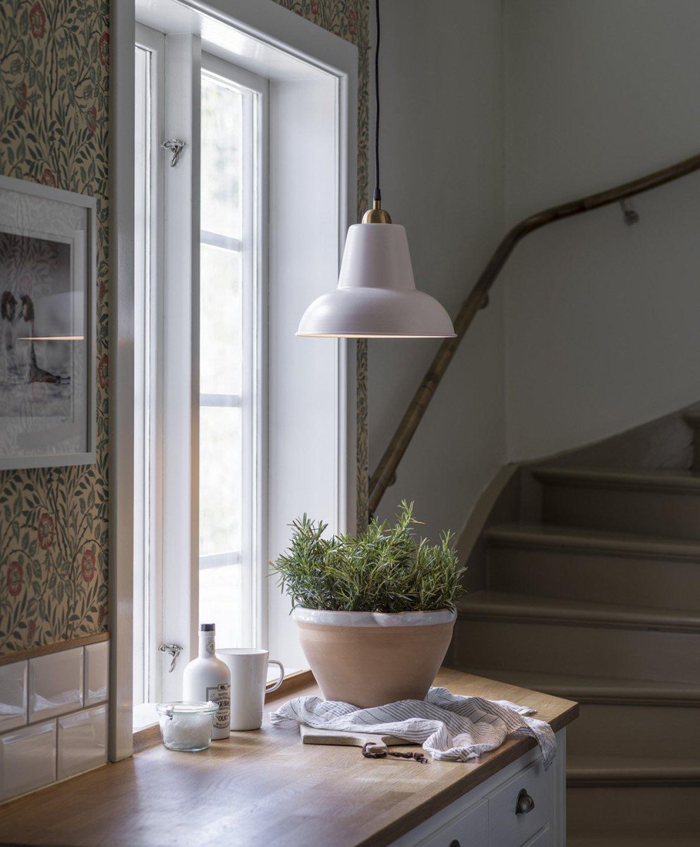 Scottsville Ø30 Roze hanglamp Van PR Home - Wordt geleverd met een plafondkap voor ophanging aan een haak in dezelfde kleur als de lamp.
