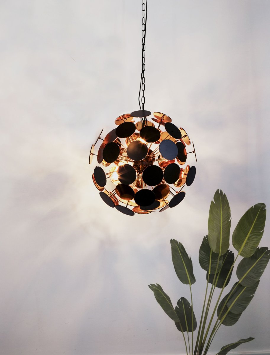 Discus Ø54 Zwart hanglamp Van Searchlight - De Discus hanglamp met zes lichtbronnen heeft een matzwarte afwerking en metalen spikes met ronde schijven aan de uiteinden en een goudkleurige binnenkant.