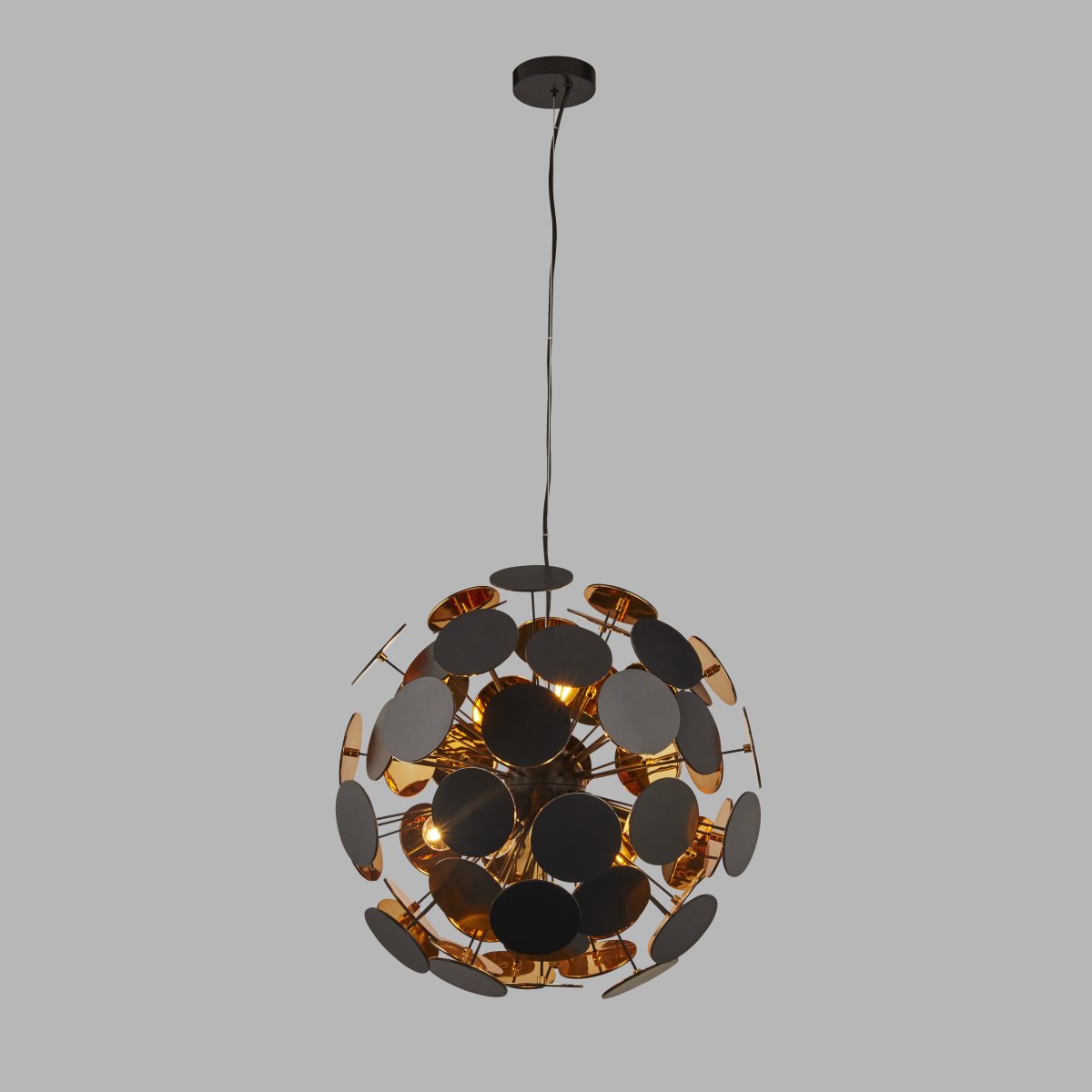 Discus Ø54 Zwart hanglamp Van Searchlight - De Discus hanglamp met zes lichtbronnen heeft een matzwarte afwerking en metalen spikes met ronde schijven aan de uiteinden en een goudkleurige binnenkant.