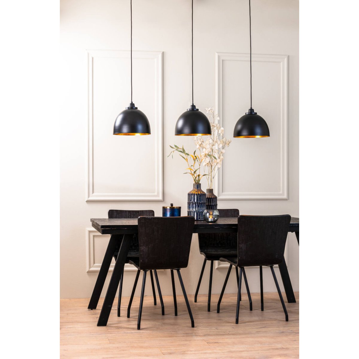 Kylie 135cm Zwart hanglamp Van Light & Living - Kylie is een rustieke plafondlamp van zwart metaal met drie kappen die aan de binnenkant goudkleurig zijn, waardoor een warme en aangename lichtverspreiding ontstaat.