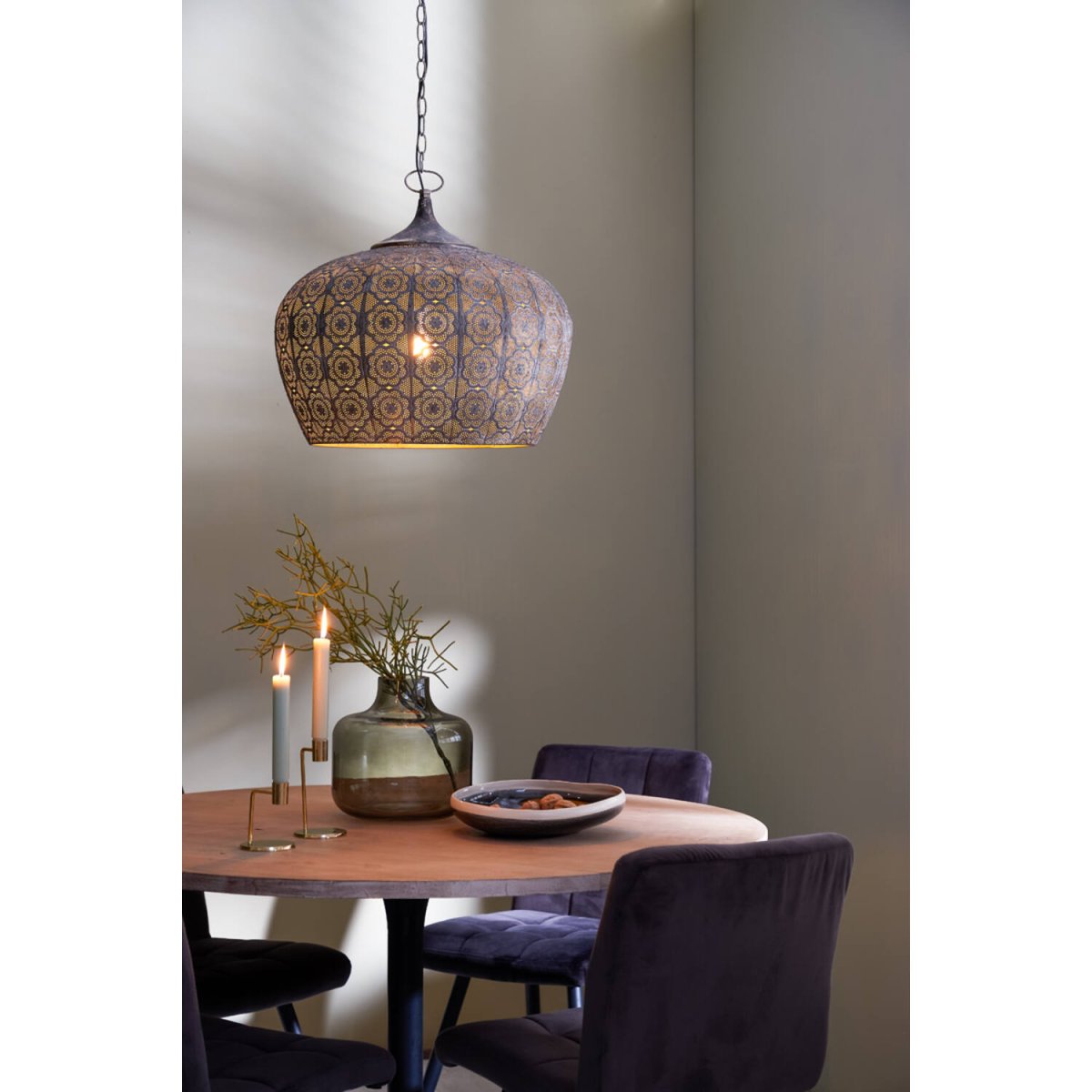 Emine Ø52 Bronzen hanglamp Van Light & Living - Emine is een elegante metalen plafondlamp met een bruingouden afwerking en een gedetailleerd gestanst patroon.