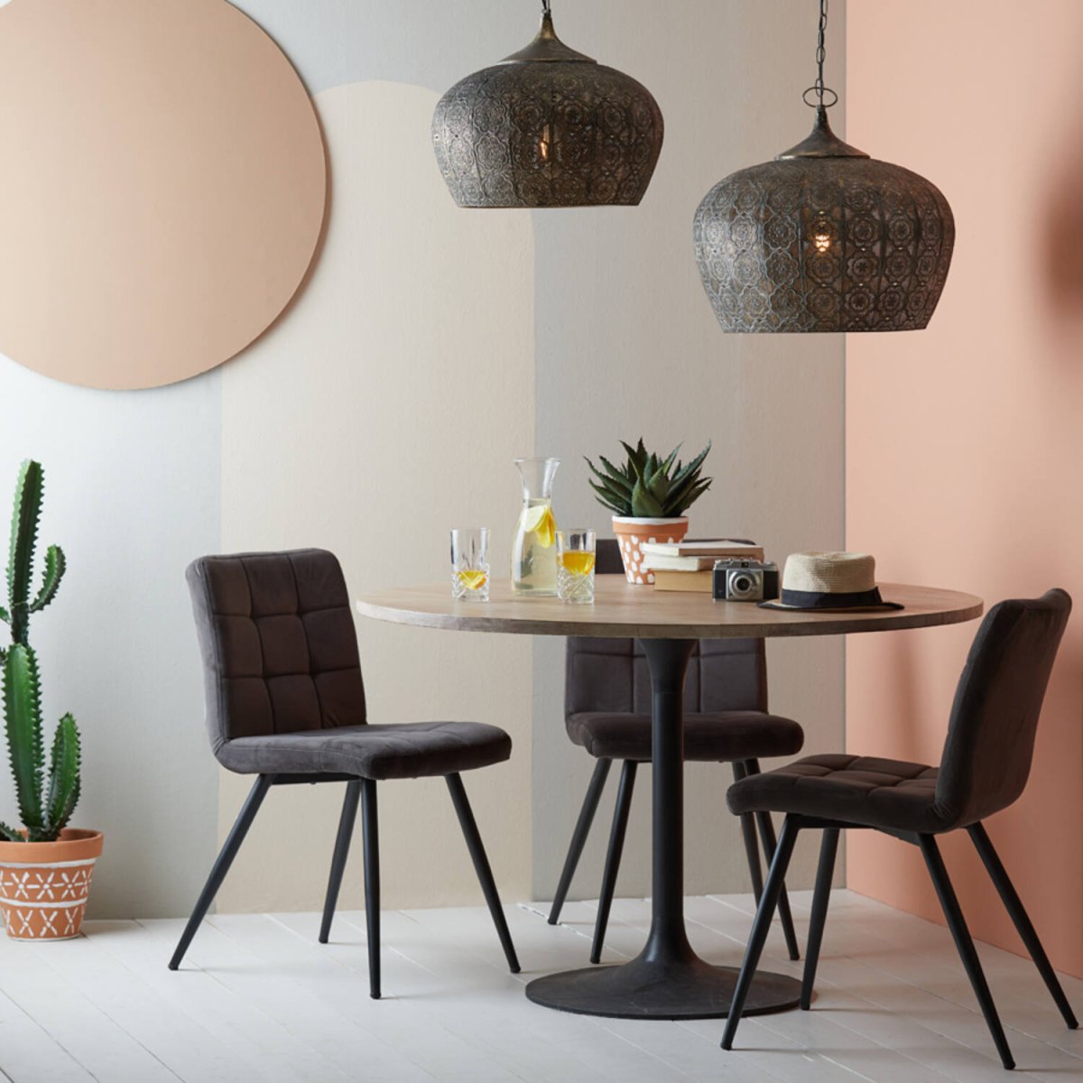 Emine Ø52 Bronzen hanglamp Van Light & Living - Emine is een elegante metalen plafondlamp met een bruingouden afwerking en een gedetailleerd gestanst patroon.