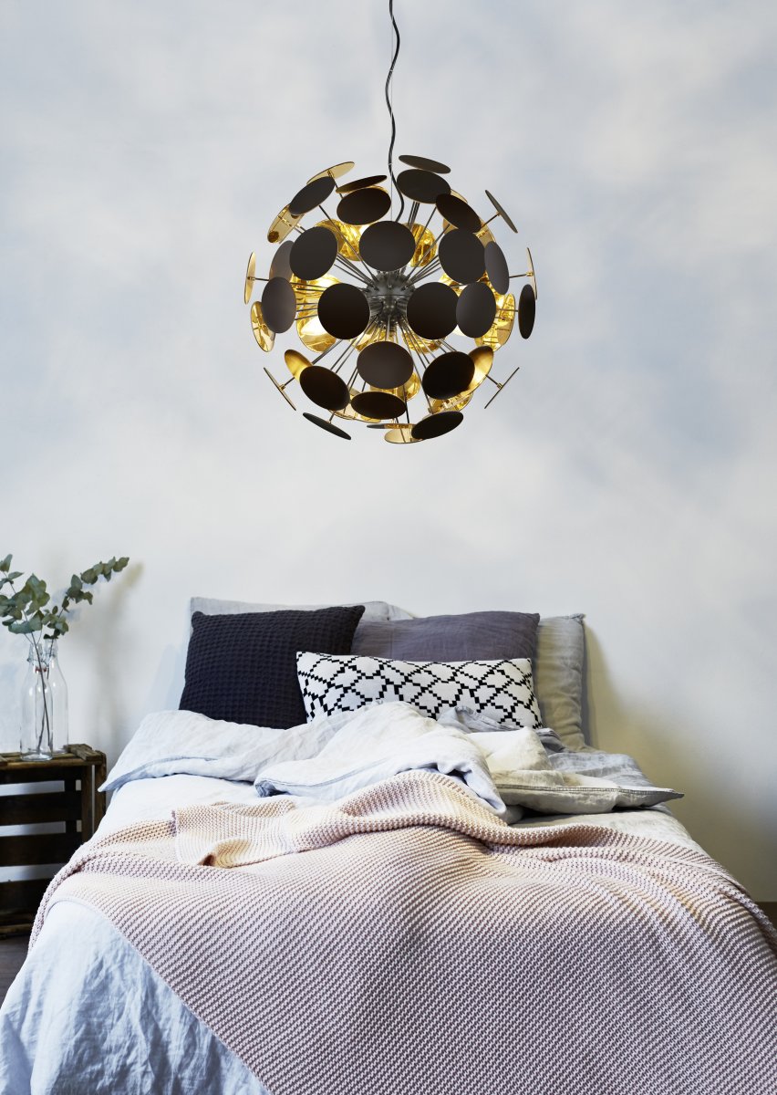 Discalgo Ø54 Zwart hanglamp Van Trio Lighting - Terwijl de kunststof ramen aan de buitenkant matzwart zijn, glanzen de ramen aan de binnenkant goud.