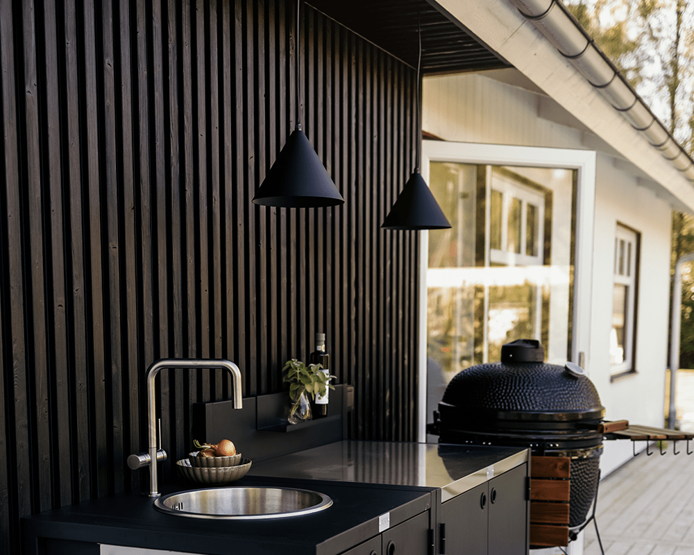Tratt Ø25 IP44 Zwart Van Westal - De lamp is ideaal voor serres, pergola's, buitenkeukens en andere beschutte buitenruimtes waar hij een warme en uitnodigende sfeer cre&euml;ert.