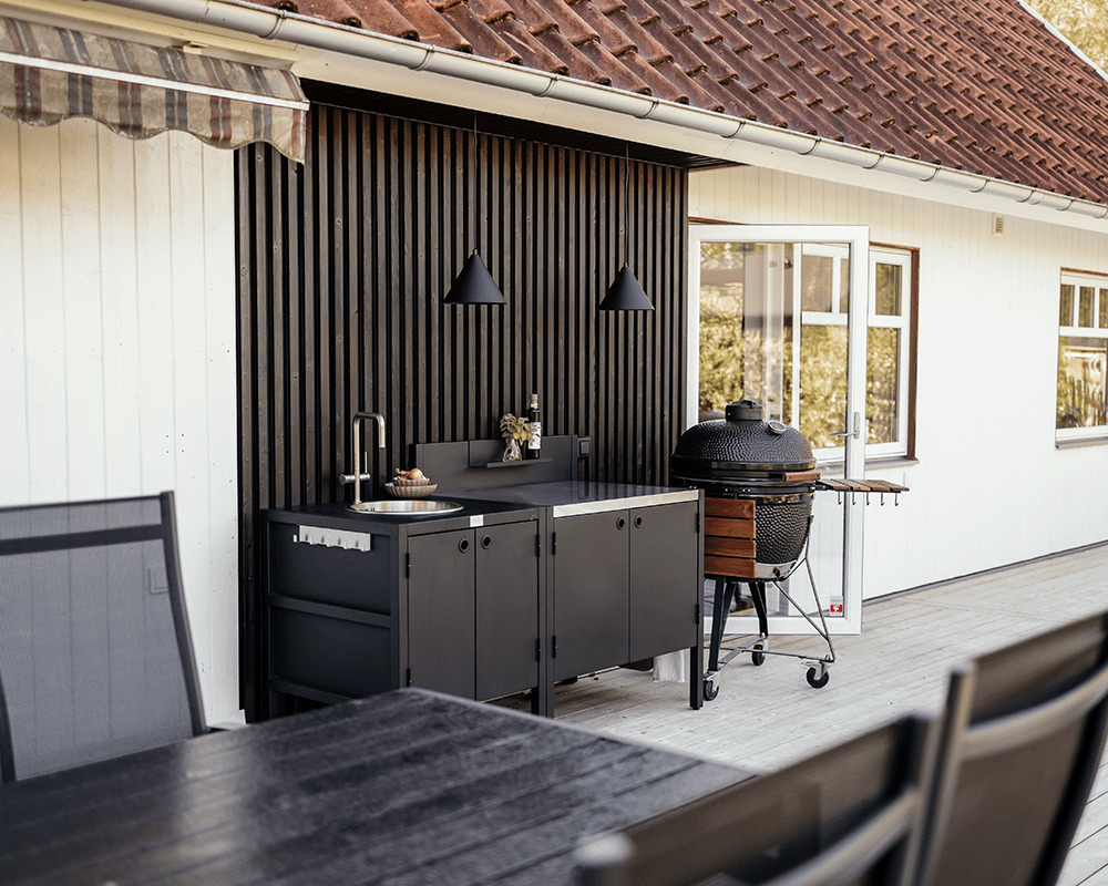 Tratt Ø25 IP44 Zwart Van Westal - De lamp is ideaal voor serres, pergola's, buitenkeukens en andere beschutte buitenruimtes waar hij een warme en uitnodigende sfeer cre&euml;ert.