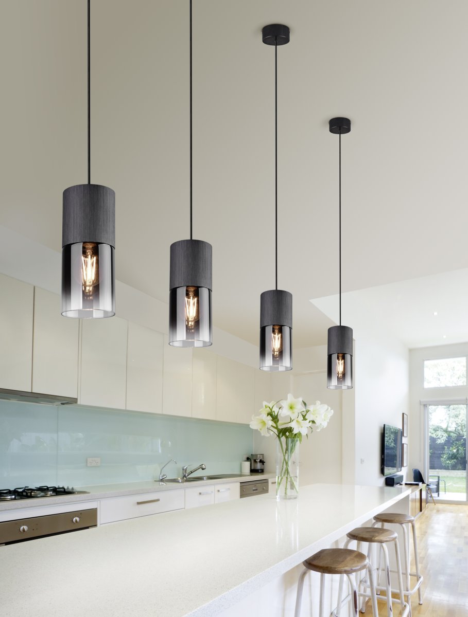 Robin Ø10 Zwart hanglamp Van Trio Lighting - De moderne ROBIN hanglamp is een blikvanger dankzij de elegante glazen kap.
