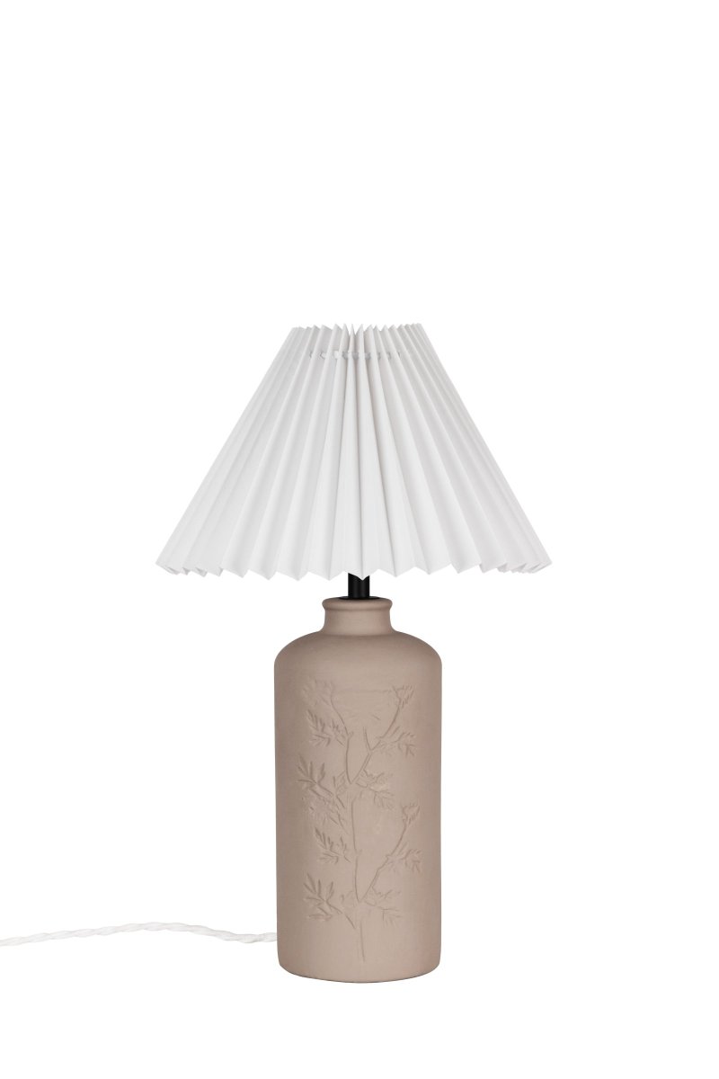 Flora 40cm Modder tafellamp Van Globen Lighting - Johanna wilde een lamp ontwerpen die gemaakt is van materialen, kleuren en vormen die passen in de natuur en die zowel in een landelijke als in een moderne omgeving past.